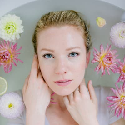 gold-beauty-cocooning-claire-estheticienne-domicile-lattes-soins-visage-produits-cosmetiques-aloe-vera-naturel-gommage-masque-hydratant-rougeurs-imperfection-terne-purifiant-serum-cremes-deshydration-peau-douce-revitalisant-rajeunissant-luxueux-precieux-pierres-semi-precieuse-or-demaquillant-lotion-anti-rides-nourrissant-collagene-acide-hyaluronique-poudre-perle-diamant-vitamine-E-massage-visage-cuir-chevelu-pores-sebum-peaux-seches-eclat-teint-elasticite-fermete-points-noirs-type-de-peau-grasse-mixte-contour-yeux-algues-marines-antioxydantes-détoxifiantes-liftant-tonifiant-repulpant-illuminateur-bonne-mine