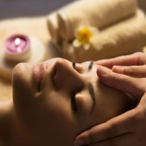 gold-beauty-cocooning-claire-estheticienne-domicile-lattes-soins-visage-produits-cosmetiques-aloe-vera-naturel-gommage-masque-hydratant-rougeurs-imperfection-terne-purifiant-serum-cremes-deshydration-peau-douce-revitalisant-rajeunissant-luxueux-precieux-pierres-semi-precieuse-or-demaquillant-lotion-anti-rides-nourrissant-collagene-acide-hyaluronique-poudre-perle-diamant-vitamine-E-massage-visage-cuir-chevelu-pores-sebum-peaux-seches-eclat-teint-elasticite-fermete-points-noirs-type-de-peau-grasse-mixte-contour-yeux-algues-marines-antioxydantes-détoxifiantes-liftant-tonifiant-repulpant-illuminateur-bonne-mine